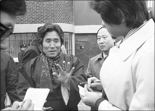 리영희 선생이 반공법 위반혐의로 구속되어 2년 복역을 마치고, 1980년 1월 광주교도소 문을 나서고 있다.